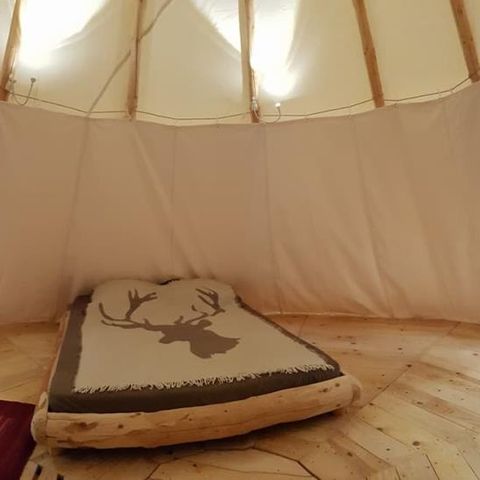 HÉBERGEMENT INSOLITE 4 personnes - TIPI AVEC SALLE D'EAU ET WC