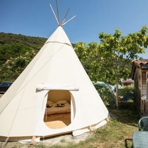 HÉBERGEMENT INSOLITE 4 personnes - TIPI AVEC SALLE D'EAU ET WC