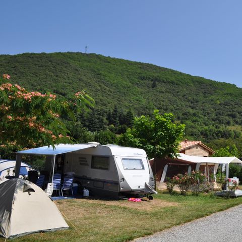 EMPLACEMENT - Sanitaire privé + 2 pers. + électricité