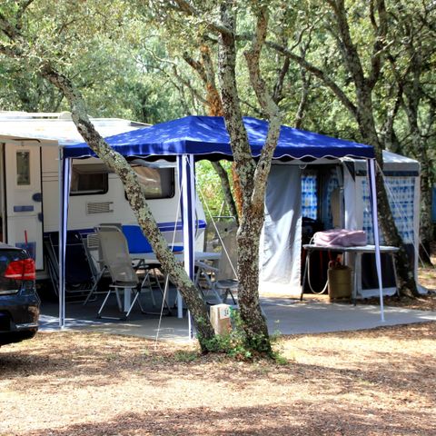 PIAZZOLA - PACCHETTO SITO (Caravan / Camper o Tenda) + 2 persone incluse SENZA elettricità