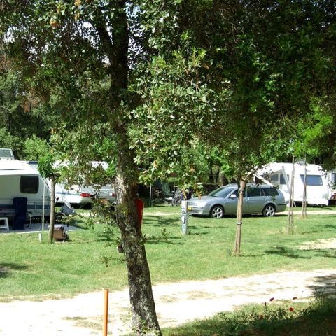 EMPLACEMENT - FORFAIT EMPLACEMENT (Voiture Caravane / Camping-car ou Tente) + 2 personnes inclues SANS électricité