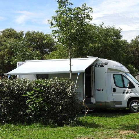 PIAZZOLA - Pacchetto comfort (1 tenda o roulotte o camper / 1 auto / elettricità 16A)