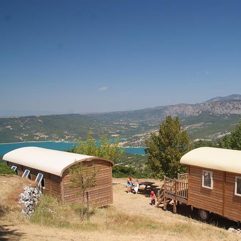 HÉBERGEMENT INSOLITE 4 personnes - Roulotte avec vue lac  - 20,40m² - 2 chambres (2 adultes + 2 enfants)