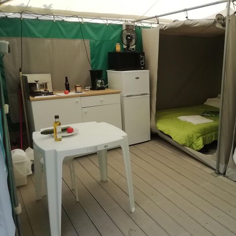 BUNGALOWTENT 4 personen - Bungalowtent (2 kamers, 21m²) - Zonder sanitair (geen WC, geen badkamer)