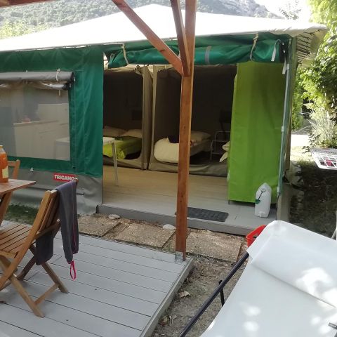 BUNGALOWTENT 4 personen - Bungalowtent (2 kamers, 21m²) - Zonder sanitair (geen WC, geen badkamer)