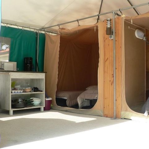 TENT 5 people - TRAPPER (without sanitary facilities)