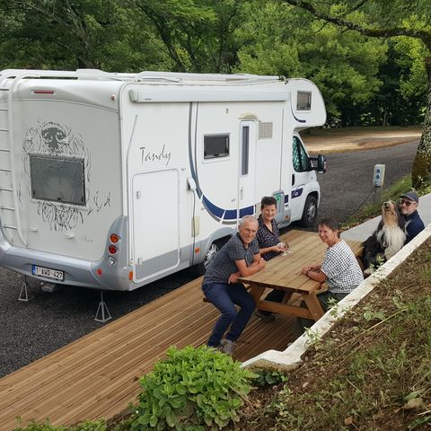 PARZELLE - Premium-Stellplatz: Holzterrasse, Picknicktisch und private Sanitäranlagen