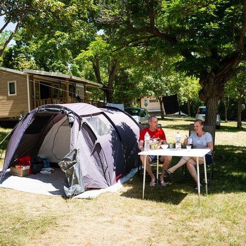 PARCELA - Parcela con coche + tienda o caravana o autocaravana