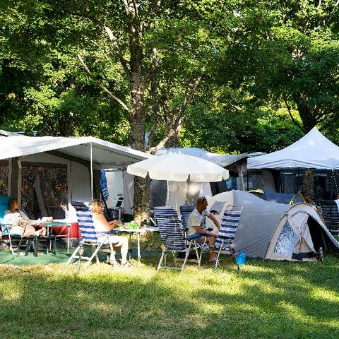 PARCELA - Parcela con coche + tienda o caravana o autocaravana