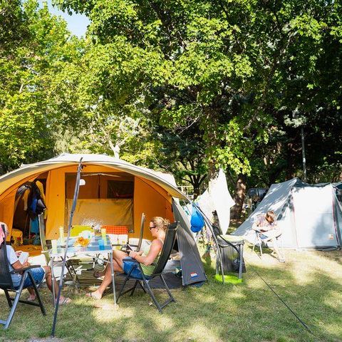 PARCELA - Parcela con coche + tienda o caravana o autocaravana