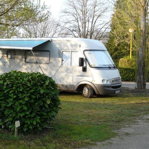 PARCELA - Paquete confort (1 tienda, caravana o autocaravana / 1 coche / electricidad 10A)