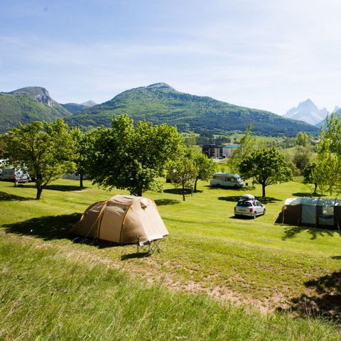 EMPLACEMENT - Emplacement tente / caravane / véhicule / camping-car / sans électricité