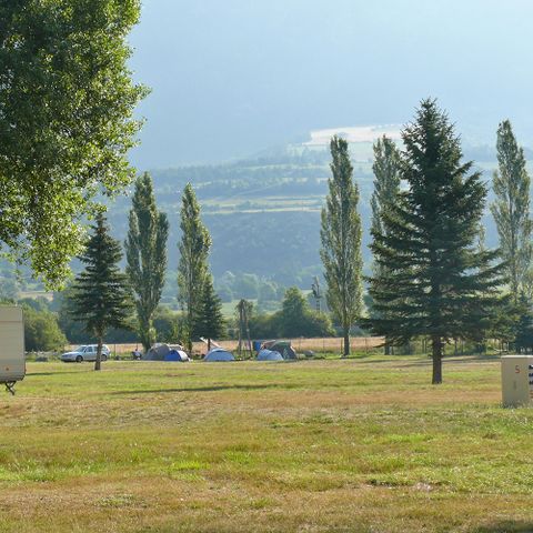 EMPLACEMENT - Forfait 1 emplacement + 2 personnes + 1 véhicule + 1 caravane ou tente 