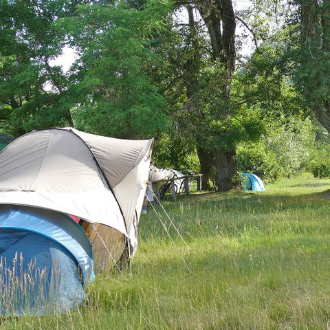 EMPLACEMENT - Forfait 1 emplacement + 2 personnes + 1 véhicule + 1 caravane ou tente 