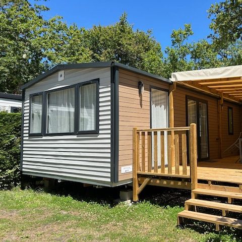 Stacaravan 4 personen - PREMIUM 28m² - 2 kamers + TV + halfoverdekt terras + Bedlinnenpakket + handdoeken