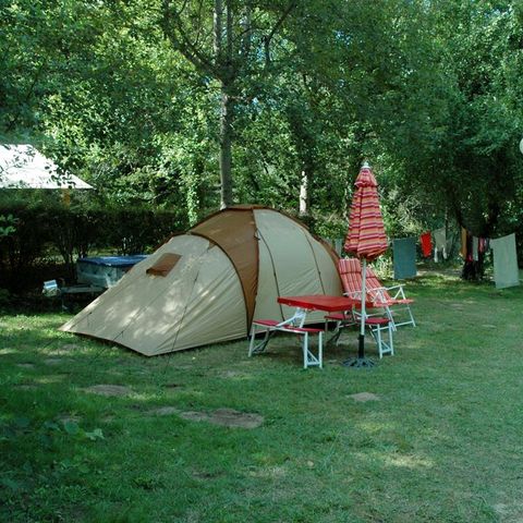 EMPLACEMENT - Forfait Confort : Emplacement + 1 voiture + tente, caravane ou camping-car + électricité