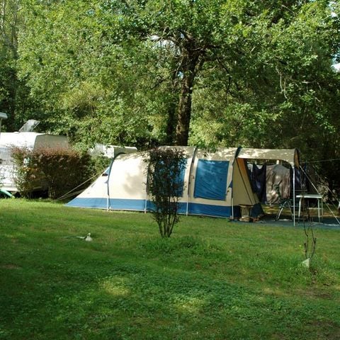 STAANPLAATS - Comfort Pakket: Standplaats + 1 auto + tent, caravan of camper + elektriciteit