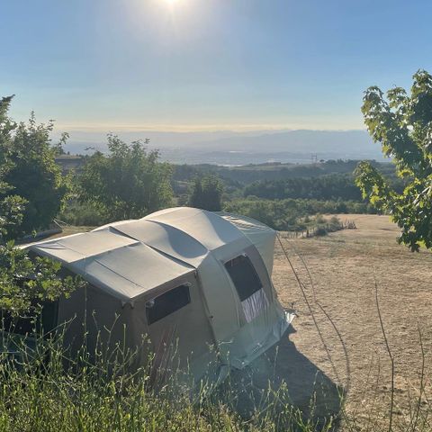 PARCELA - Parcela de camping para 2 personas + tienda o caravana + 1 vehículo o autocaravana (sin electricidad ni tasa turística)