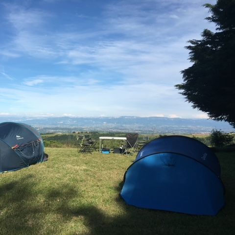 PARCELA - Parcela de camping para 2 personas + tienda o caravana + 1 vehículo o autocaravana (sin electricidad ni tasa turística)