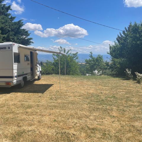 PARCELA - Parcela de camping para 2 personas + tienda o caravana + 1 vehículo o autocaravana (sin electricidad ni tasa turística)