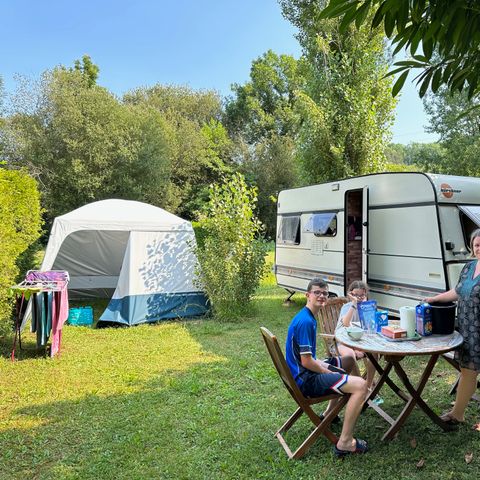 HÉBERGEMENT INSOLITE 2 personnes - INSOLITE : Caravane Vintage + tonnelle