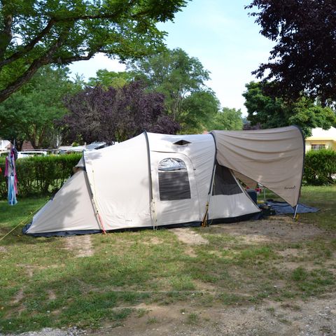 PIAZZOLA - Pacchetto comfort (1 tenda, roulotte o camper / 1 auto / elettricità 10A)