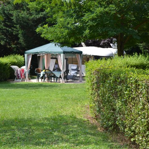 PIAZZOLA - Pacchetto comfort (1 tenda, roulotte o camper / 1 auto / elettricità 10A)