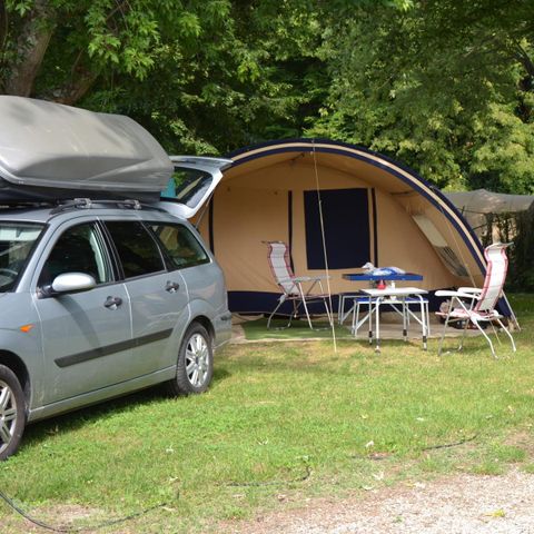 PIAZZOLA - Pacchetto comfort (1 tenda, roulotte o camper / 1 auto / elettricità 10A)