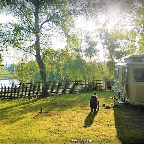 PIAZZOLA - Pacchetto Privilege con vista lago ( 1 tenda, roulotte o camper / 1 auto / elettricità 10A / vista lago)