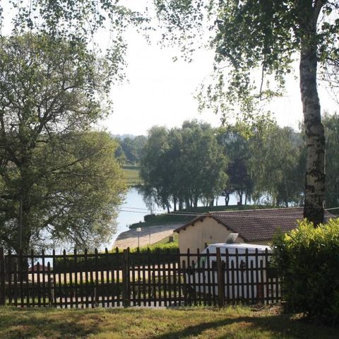 Stellplatz - Pauschale Privilège mit Seeblick ( 1 Zelt, Wohnwagen oder Wohnmobil / 1 Auto / Strom 10A / Seeblick)