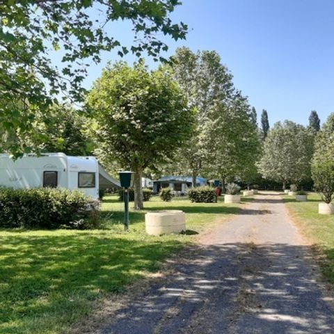 EMPLACEMENT - NATURE ( 2 pers. sans éléc + 1 véhicule + 1 Tente ou 1 Caravane ou Camping-car)