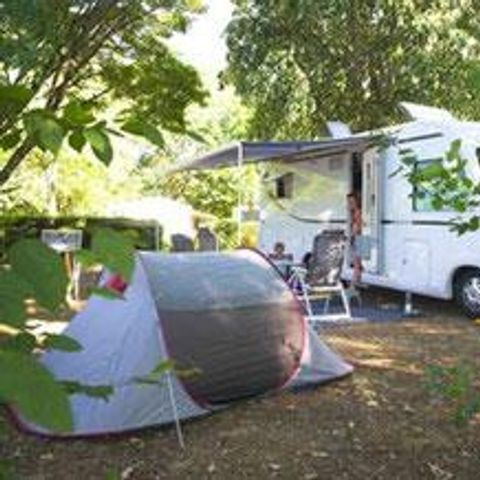 STAANPLAATS - CONFORT (2 pers. + elektriciteit 10 A + 1 Voertuig + 1 Tent of 1 Caravan of 1 Camper)