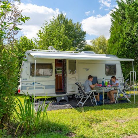 PARZELLE - CONFORT (2 Pers. + 10 A Strom + 1 Fahrzeug + 1 Zelt oder 1 Wohnwagen oder 1 Wohnmobil)