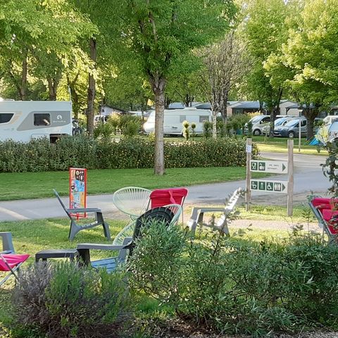 PIAZZOLA - Pacchetto comfort (2 persone/1 tenda, roulotte o camper/1 auto/acqua+elettricità 10A) da 80 a 120 m².