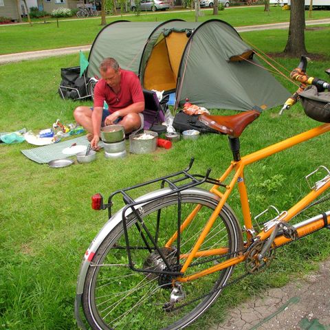 PIAZZOLA - Escursionista/ciclista che arriva a piedi o in bicicletta con un pacchetto tenda