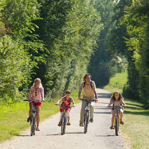 PIAZZOLA - Escursionista/ciclista che arriva a piedi o in bicicletta con un pacchetto tenda