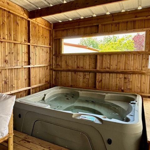 Stacaravan 4 personen - Cabane Spa Premium 33m² (2 kamers) + overdekt terras + TV + LV + Plancha + Lakens + Handdoeken