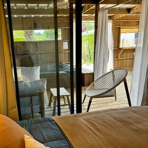 MOBILHOME 4 personnes - Cabane Spa Premium 33m² (2 chambres) + terrasse couverte  + TV + LV + Plancha + Draps + Serviettes