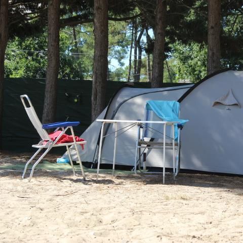 PIAZZOLA - Pacchetto comfort (1 tenda, roulotte o camper / 1 auto / elettricità 10A)