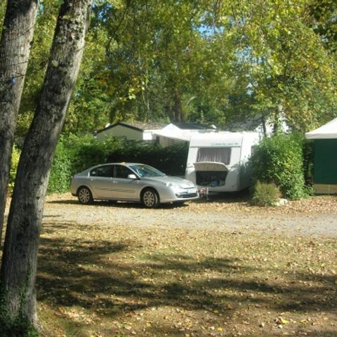 PIAZZOLA - Pacchetto comfort (1 tenda, roulotte o camper / 1 auto / elettricità 10A)