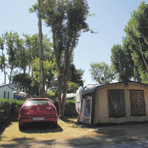 PIAZZOLA - Pacchetto comfort (1 tenda, roulotte o camper / 1 auto / elettricità 10A)