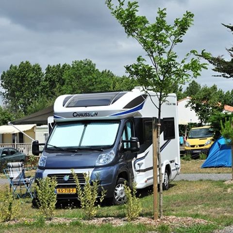 PARCELA - Paquete confort / coche / tienda / caravana o autocaravana / electricidad 16A