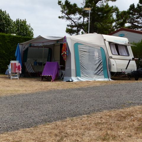 STAANPLAATS - Staanplaats voor 2 personen, water, riolering, elektriciteit