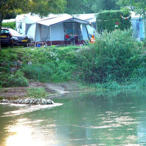 EMPLACEMENT - Forfait Nature (1 tente, caravane ou camping-car / 1 voiture)