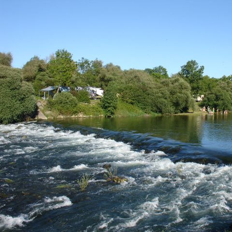 EMPLACEMENT - Forfait Privilège (1 tente, caravane ou camping-car / 1 voiture / électricité 10A) - bord de rivière