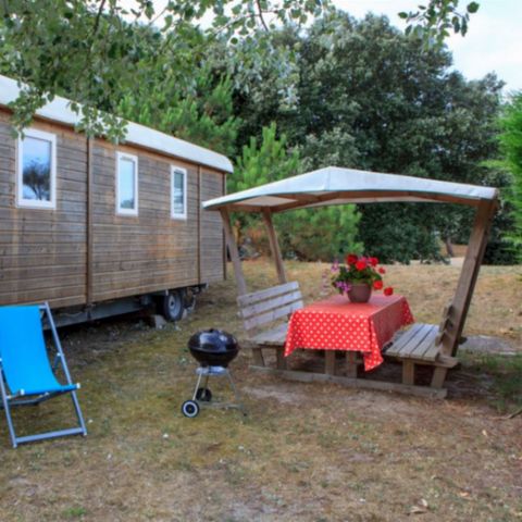 HÉBERGEMENT INSOLITE 4 personnes - ROULOTTE - 2 CHAMBRES - 2/4 PERSONNES