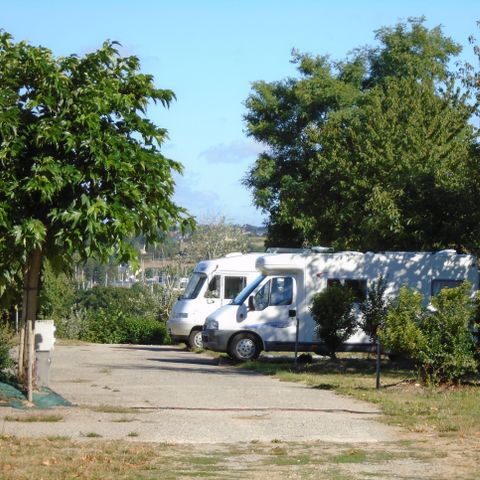 EMPLACEMENT - Emplacement < 100 m² ( 1 tente + 1 véhicule ou 1 camping-car)