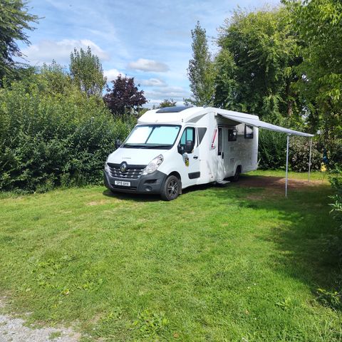 EMPLACEMENT - Emplacement > 100m² ( 1 tente ou 1 caravane + 1 véhicule ou 1 camping-car )