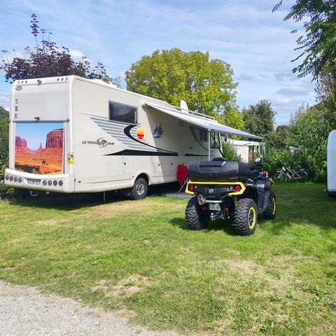 EMPLACEMENT - Emplacement > 100m² ( 1 tente ou 1 caravane + 1 véhicule ou 1 camping-car )