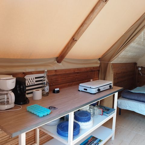 SAFARIZELT 4 Personen - Lodge Breizh Koban CONFORT 19m² (ohne Sanitäranlagen) (2Sch-4Pers) + Halbüberdachte Terrasse 10m².